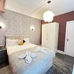 Three Bedroom Apartment Near London Eye