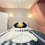 Three Bedroom Apartment Near London Eye