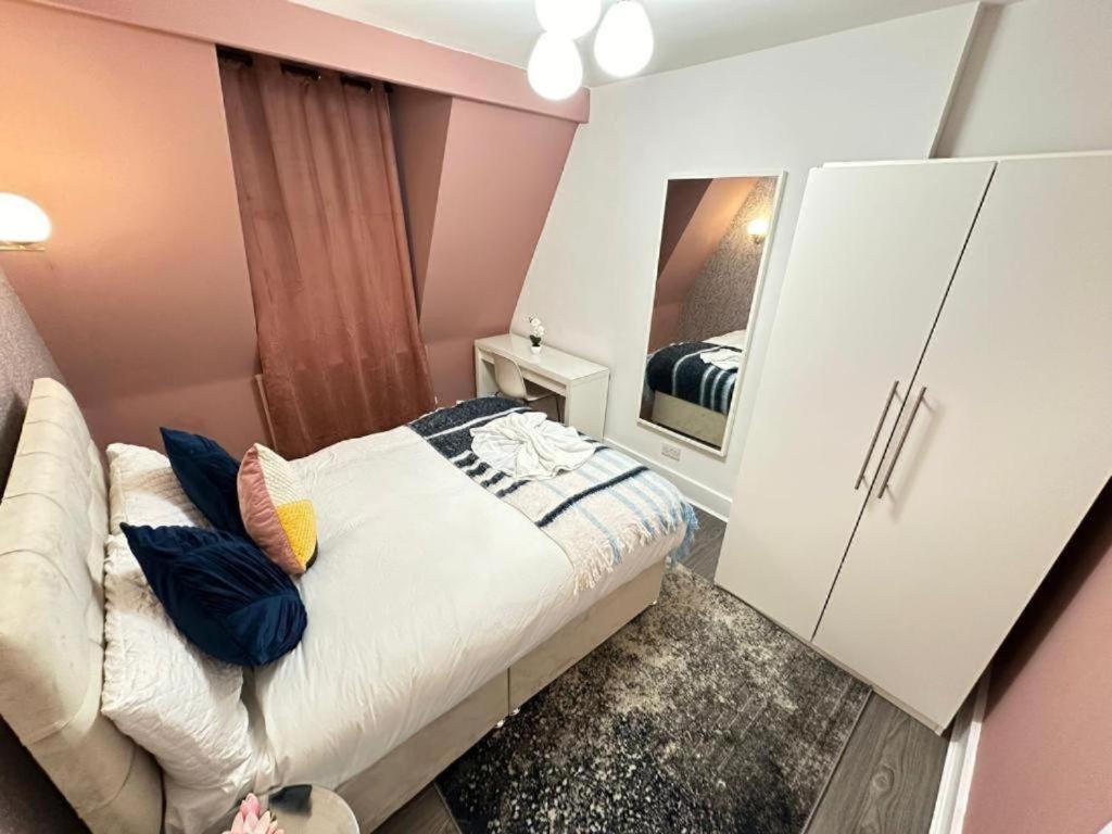 Three Bedroom Near Eye *