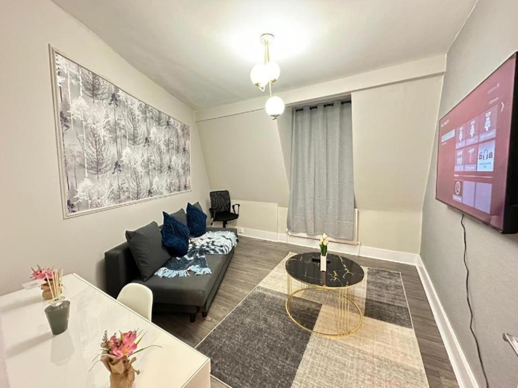 Three Bedroom Near Eye * Londra